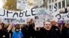 Manifestantes salen a las calles de París el sábado contra la violencia. 