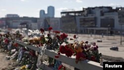 Hoa được đặt trước nhà hát Crocus ở Moscow để tưởng niệm các nạn nhân vụ khủng bố