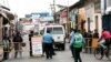 Una ambulancia pasa un puesto de control policial para evacuar a personas de la iglesia de San Miguel, donde las madres de los presos políticos llevaron a cabo una huelga de hambre durante nueve días para exigir la liberación de sus hijos e hijas, en Masa