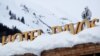 Un policía suizo vigila el área del Hotel del Congreso de Davos, Suiza, antes del Foro Económico Mundial. Enero 21 de 2019.