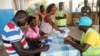 Les membres du personnel électoral comptent les bulletins de vote lors du dépouillement, lors des élections générales à Bissau, en Guinée-Bissau, le 18 mai 2014.