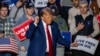 Ứng viên tiềm năng của đảng Cộng hòa, ông Donald Trump, rời đi sau khi phát biểu trong một cuộc vận động tranh cử tại New Hampshire vào ngày 16 tháng 12 năm 2023.