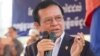 លោក កឹម សុខា​ ប្រធាន​គណបក្ស​សង្គ្រោះ​ជាតិ​ នៅ​ក្នុង​ពិធី​បង្សុកូល​នៅ​ស្តូប​ ក្នុង​សួនច្បារ​វត្តបុទុមវត្តី​ ដើម្បី​ឧទ្ទិស​កុសល​ជូន​ដល់​វិញ្ញាណកន្ធ​អ្នក​បាត់បង់​ជីវិត​ក្នុង​ការ​វាយ​ប្រហារ​​​ដោយ​ការគប់​គ្រាប់បែក​ឆ្នាំ​១៩៩៧​ ក្នុង​រាជធានី​ភ្នំពេញ​ កាលពី​ថ្ងៃទី​៣០​ ខែ​មីនា​ ឆ្នាំ​២០១៧។ (ហ៊ាន សុជាតា/VOA) 
