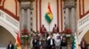 La presidenta interina de Bolivia, Jeanine Añez, a la izquierda, se sienta al lado de la presidenta del Senado, Monica Eva Copa, para promulgar una ley para celebrar nuevas elecciones en La Paz, Bolivia.