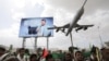 Sejumlah demonstran, yang kebanyakan di antranya adalah pendukung Houthi, membawa drone tiruan dalam aksi menunjukkan solidariotas terhadap warga Palestina di Jalur Gaza, di Sanaa, Yaman, pada 1 Maret 2024. (Foto: Reuters/Khaled Abdullah)