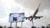 Drone tiruan yang dimunculkan saat demonstrasi sebagian besar pendukung Houthi, berunjuk rasa untuk menunjukkan solidaritas bagi Palestina di Jalur Gaza, di Sanaa, Yaman 1 Maret 2024. (Foto: REUTERS/Khaled Abdullah)