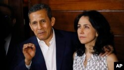 Peru's former President Ollanta Humala speaks next to his wife Nadine Heredia in the door of their home after they were released from prison in Lima, April 30, 2018. 