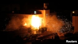 Las llamas consumen el piso superior de la casa de uno de los sospechosos de participar en el secuestro y asesinato de tres jóvenes israelíes.