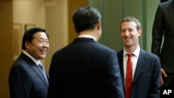 中国国家主席习近平访问美国华盛顿州期间与脸书公司创始人扎克伯格交谈，时为中国互联网大总管的鲁炜在一旁笑脸相陪。（2015年9月23日）