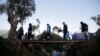 Migrantes se dirigen a un campamento improvisado junto al campamento de Moria, en la isla de Lesbos, Grecia, el 15 de noviembre de 2019. 