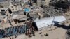 Warga Palestina melaksanakan salat Jumat pertama selama Ramadan di dekat reruntuhan masjid yang hancur, di Rafah, di selatan Jalur Gaza, 15 Maret 2024. (Foto: REUTERS/Mohammed Salem)