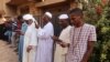 Sejumlah warga berusaha mengakses internet via Starlink di Kota Omdurman, Sudan, pada 9 Maret 2024. (Foto: Reuters/El Tayeb Siddig)