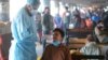 ভারতের জম্মুতে একটি বাস স্টেশনে একজন স্বাস্থ্যকর্মী কোভিদ-১৯ পরীক্ষা করার জন্য একজন যাত্রীর কাছ থেকে নমুনা সংগ্রহ করছেন।১৩ জানুয়ারী ২০২২। (ছবি-এপি/চান্নি আনন্দ)
