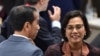Presiden Joko Widodo (kiri) dan Menteri Keuangan RI Sri Mulyani Indrawati saat jeda pertemuan KTT G20, Osaka, Jepang, 29 Juni 2019. (Foto: dok).