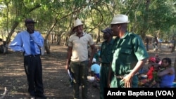 Matsangaissa Jr, no centro, ladeado por Mariano Nhongo e o porta-voz da Junta Militar.