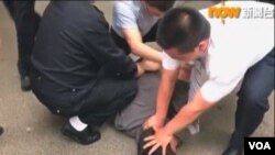 香港驻京记者2018年5月16日采访被公安强行带走 （网络照片）