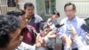លោក គី តិច មេធាវី​តំណាង​ឲ្យ​លោក​នាយករដ្ឋមន្រ្តី​ហ៊ុន សែន និយាយ​ទៅ​កាន់​អ្នក​សារព័ត៌មាន​ នៅ​មុខ​សាលាដំបូង​រាជធានីភ្នំពេញ នៅ​ថ្ងៃ​សុក្រ ទី​០៥​ ខែ​សីហា ឆ្នាំ​២០១៦។​ (ឡេង​ ឡែន/VOA)